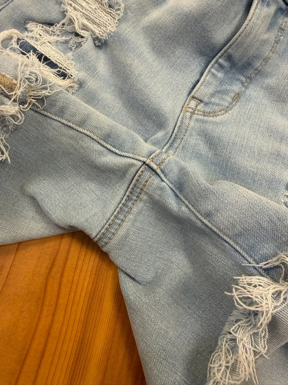 American Eagle The Dream Short Midi Distressed Jean Shorts Light Wash Size 8